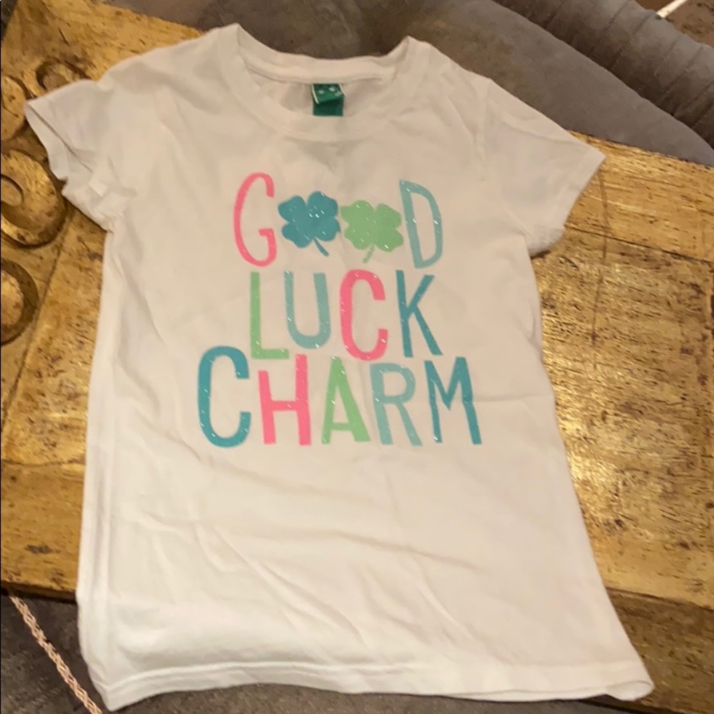 🍀White short sleeve top w/Good Luck Charm on it
